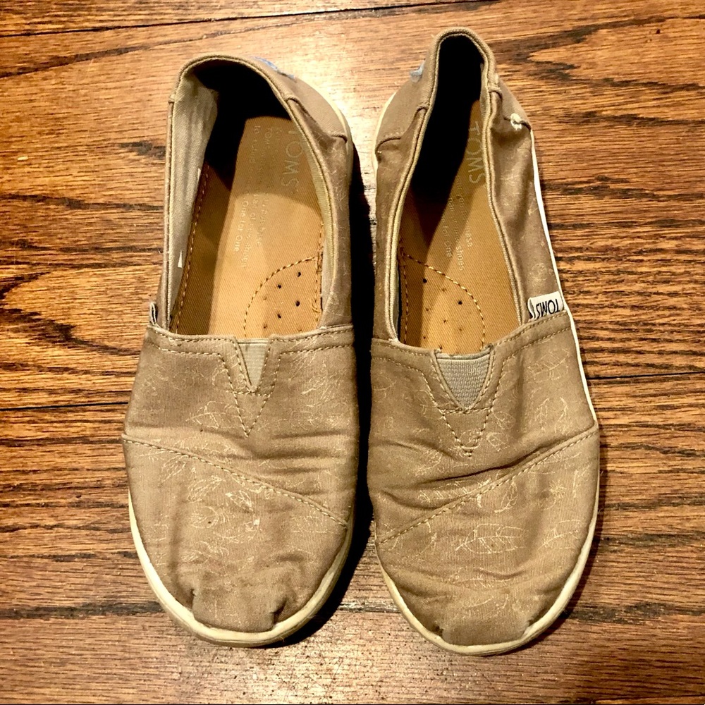 TOMS Desert Taupe Foil Feathers Alpargata Size 1.5